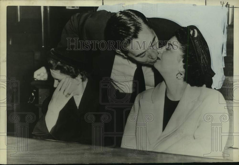 Load image into Gallery viewer, 1954 Press Photo Former St. Louis Police Lt. Louis Shoulders &amp; wife in courtroom
