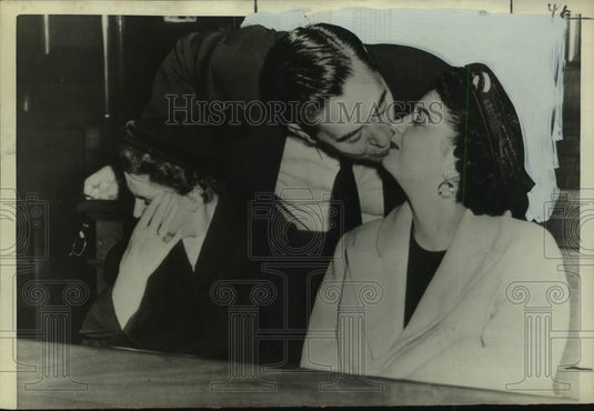 1954 Press Photo Former St. Louis Police Lt. Louis Shoulders & wife in courtroom