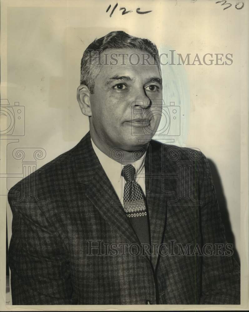 Load image into Gallery viewer, 1962 Press Photo Ralph Shatz, manager of Barkers on Jefferson Highway
