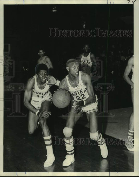 1973 Press Photo Close Play In Xavier University VS Texas College Basketball- Historic Images