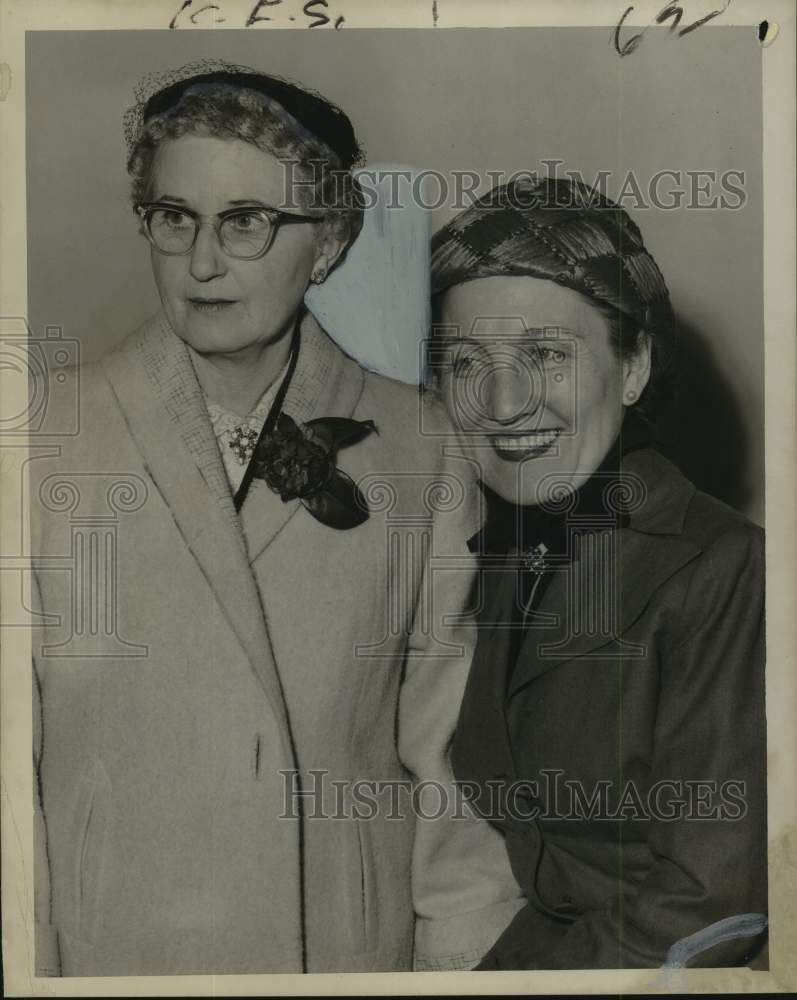Load image into Gallery viewer, 1957 Press Photo Miss Ethel Watson And Companion - noo69051
