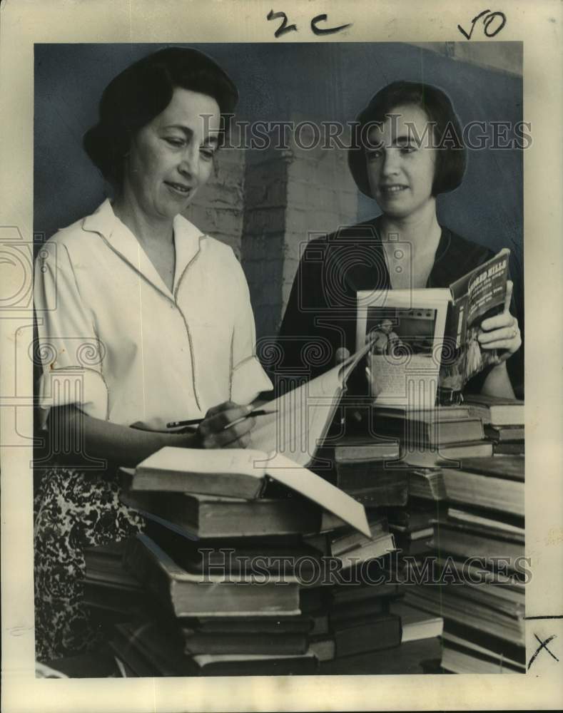 Load image into Gallery viewer, 1965 Press Photo Symphony Book Fair officers Mrs. Shushan &amp; Mrs. Conroy
