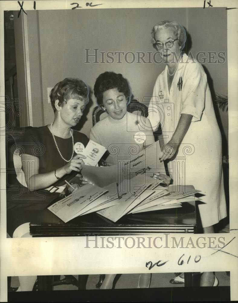 Load image into Gallery viewer, 1968 Press Photo Pacesetter Group of the Go Getter Division officers - noo69098
