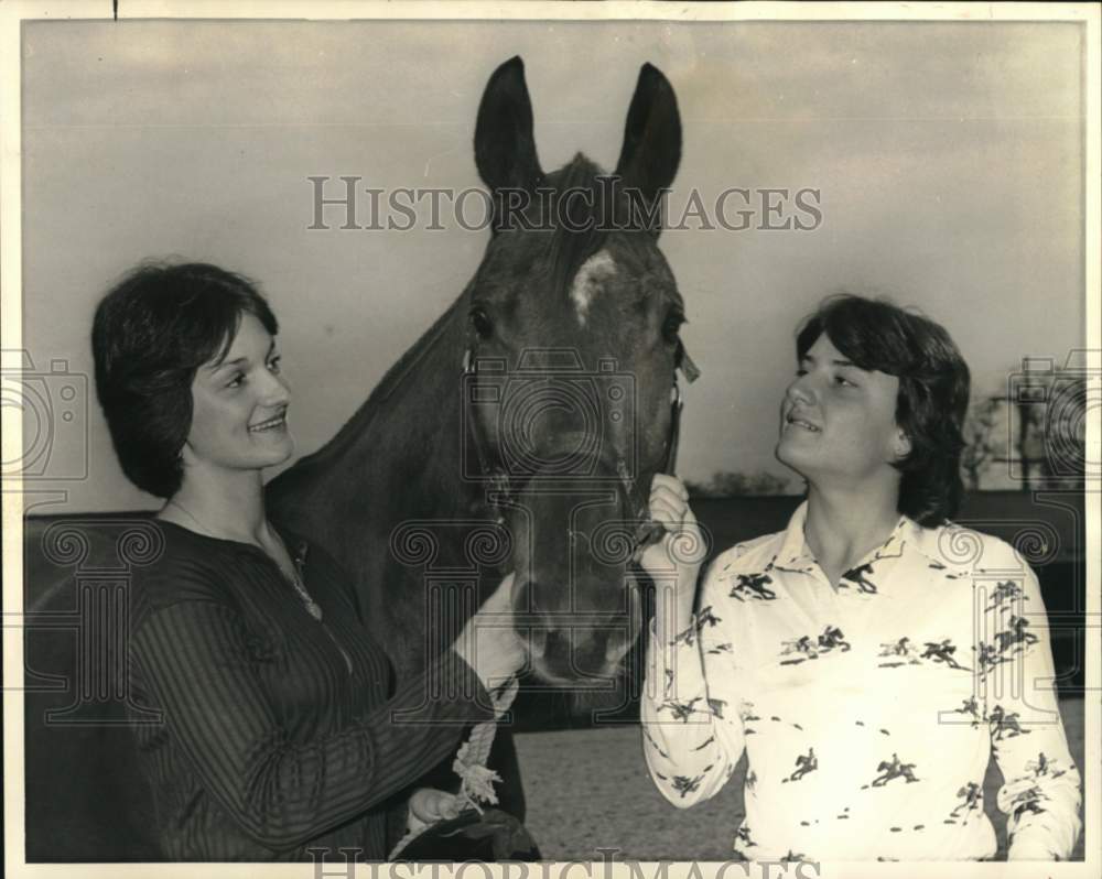 1974 Press Photo Ann Watermier and Leslie Levy stand with Alimony Tony- Historic Images