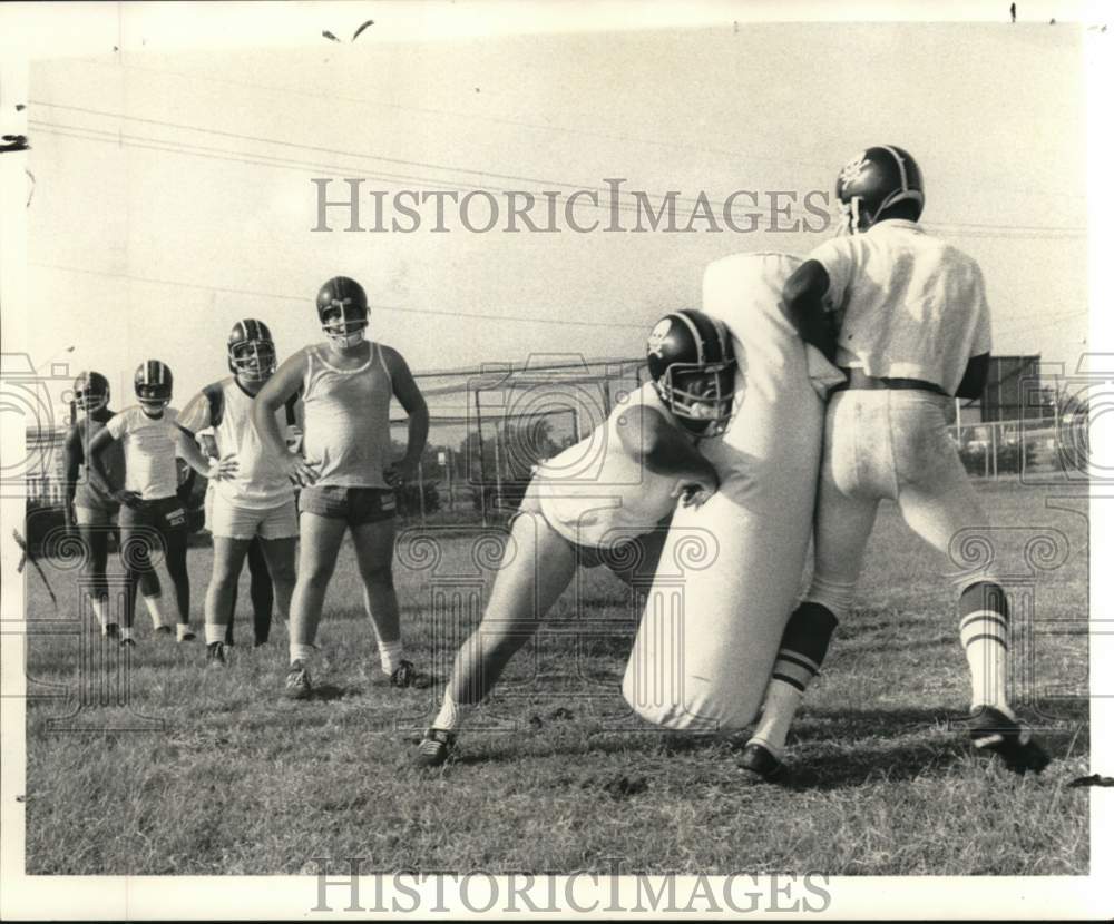 1971 Press Photo West Jefferson Football Players run through Drills in Louisiana- Historic Images