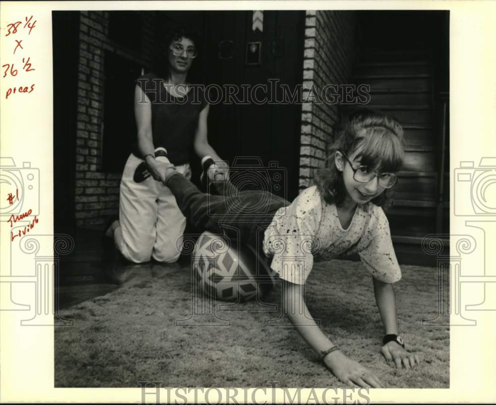 1990 Press Photo Jennifer Vosbein with mother, Beth Vosbein during Exercise- Historic Images