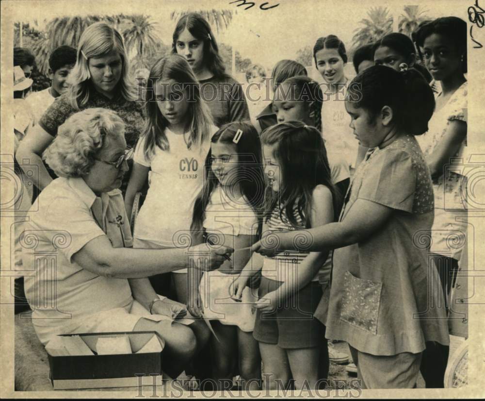 1974 Press Photo CYO tennis program director Mrs. Vernon Weiss with youngsters- Historic Images