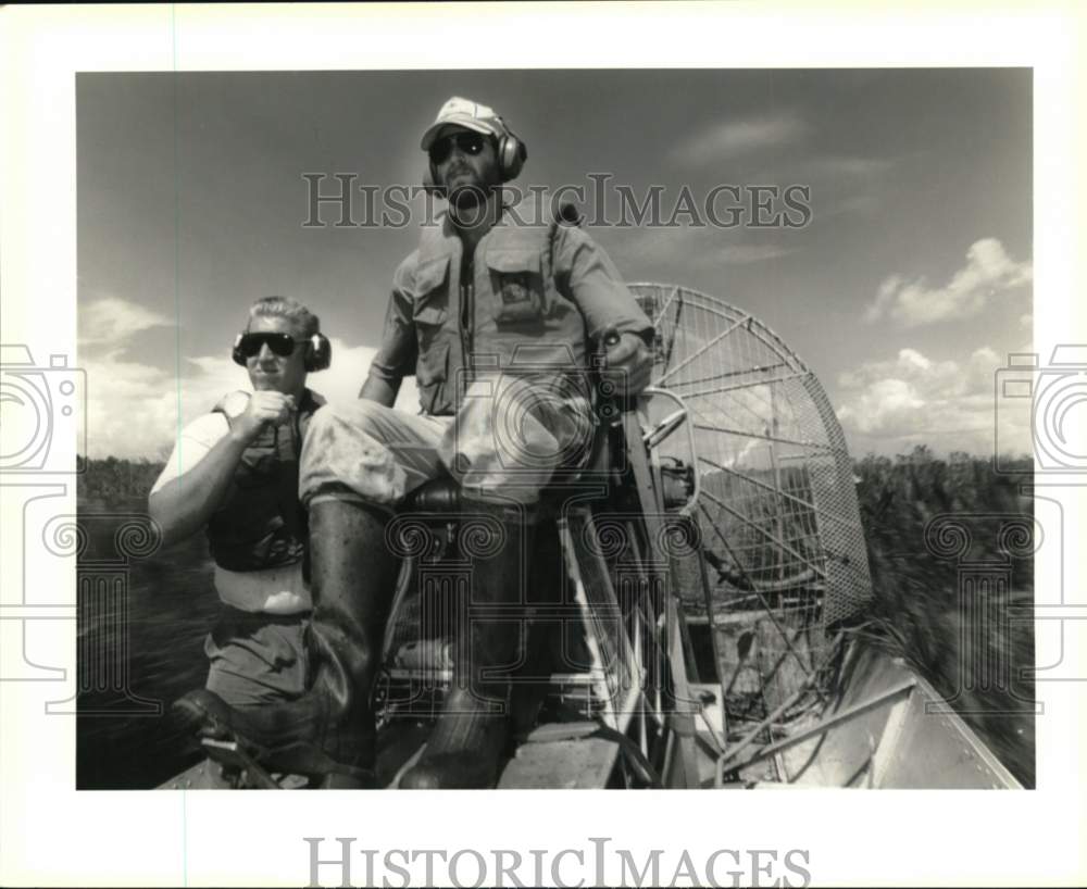 1994 Press Photo Biologists on flotant marsh in Lafayette Jean Lafitte Park- Historic Images