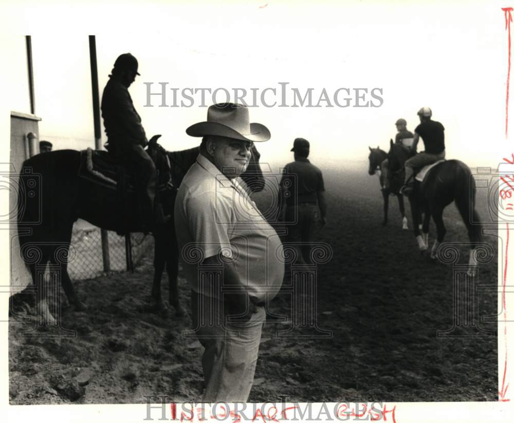 1985 Press Photo Charles Walker, horse trainer, during morning workout- Historic Images