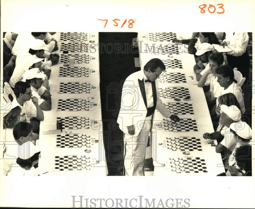 1988 Press Photo New Orleans-200 players challenge Charles Walker in checkers- Historic Images