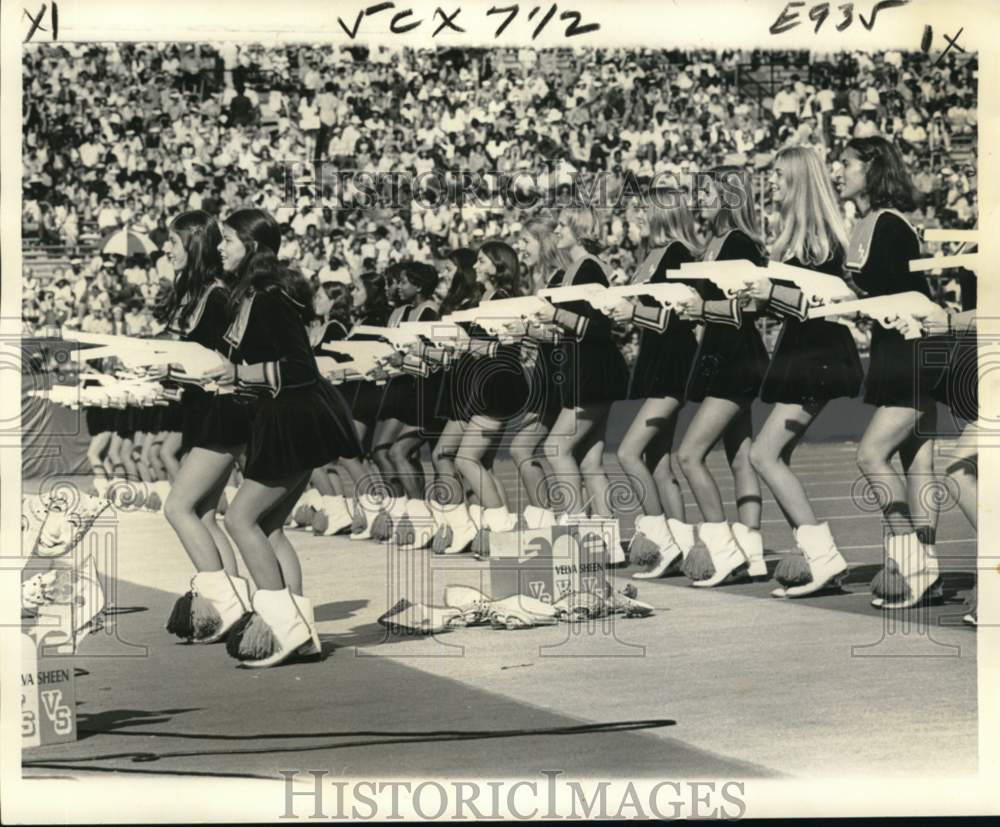 1974 Press Photo O. Perry Walker Chargerettes during halt time game at Tulane- Historic Images