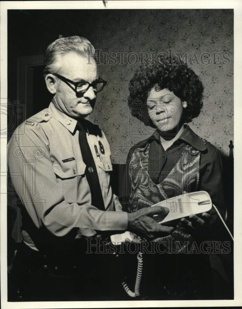 1971 Press Photo Lieutenant F. H. Standige, Mrs. Shelia Watts, Anti-Crime Event- Historic Images