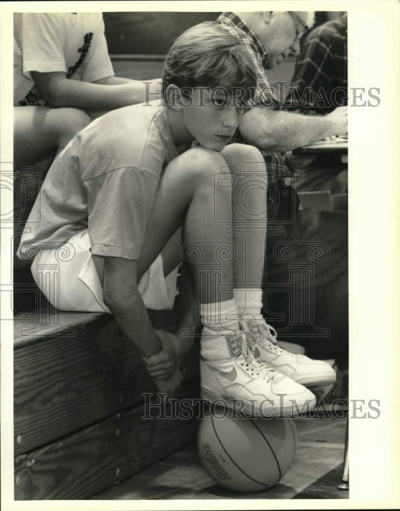 1990 Press Photo Adam Westcott watches Knights of Columbus Free Thrown Contest- Historic Images