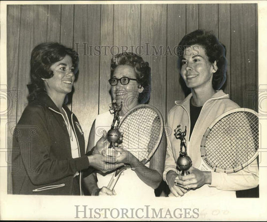 1973 Press Photo Tennis doubles Aline Richeson and Chris Winkelman accept awards- Historic Images