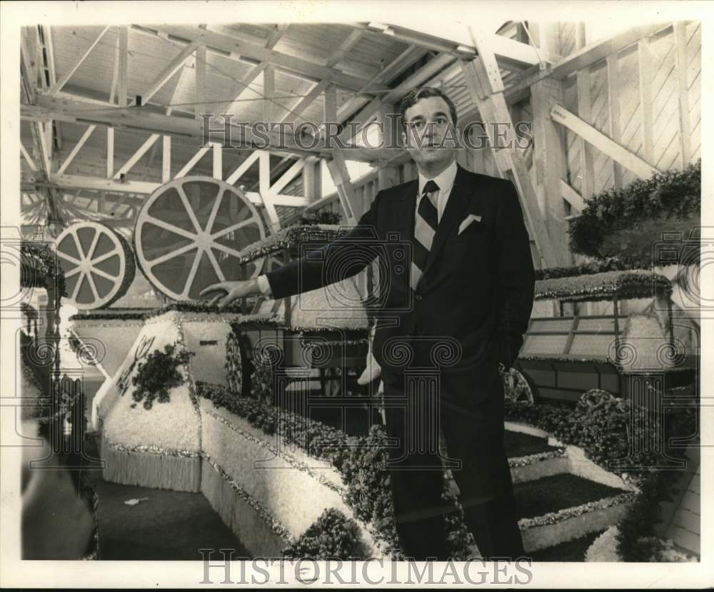 1969 Press Photo Joseph Rault and businessmen view Sugar Bowl orange queen float- Historic Images