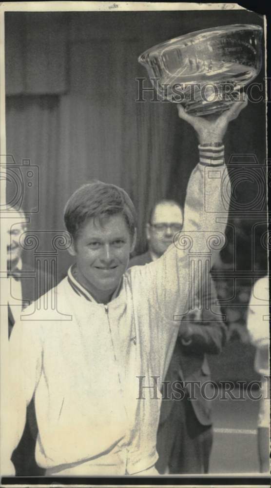 1968 Press Photo Cliff Richey with cup he won in National Indoor Tennis finals- Historic Images