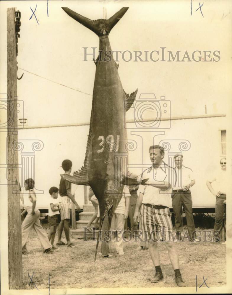 1973 Press Photo Blue Marlin caught by Bob Ritchey at Gulfport fishing rodeo.- Historic Images