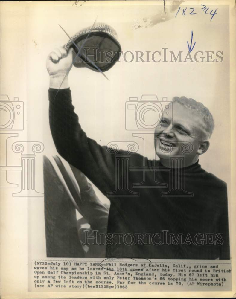 1963 Press Photo Phil Rodgers grins and waves cap at British Open Golf tourney- Historic Images