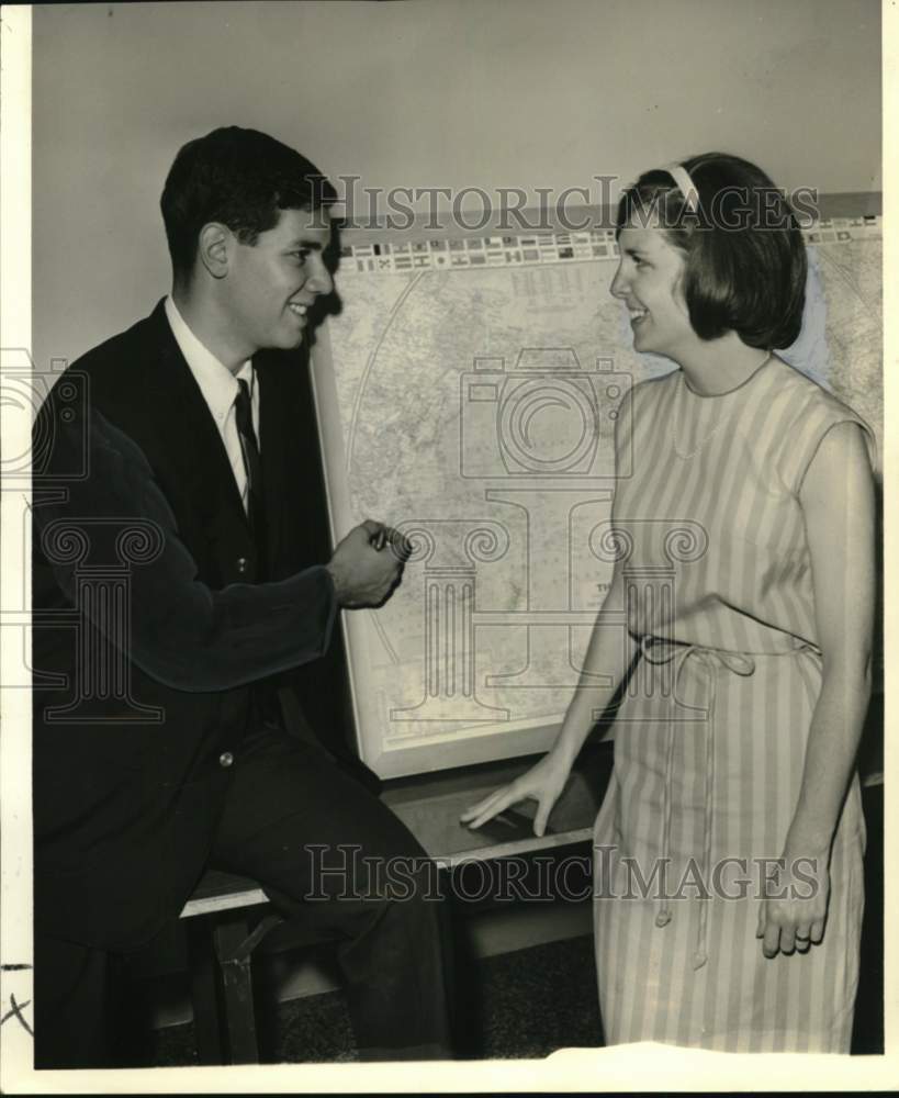 1965 Press Photo College Students Thomas &amp; Cherrie Ries discuss Peace Corps- Historic Images