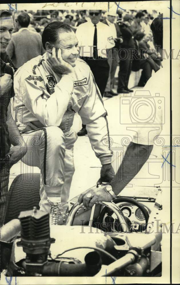 1971 Press Photo Race car driver Lloyd Ruby relaxes after Indianapolis laps- Historic Images