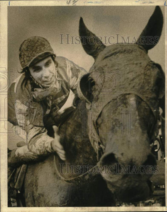 1972 Press Photo Jockey Phil Rubbicco gives No Le Hace pat in winner's circle- Historic Images
