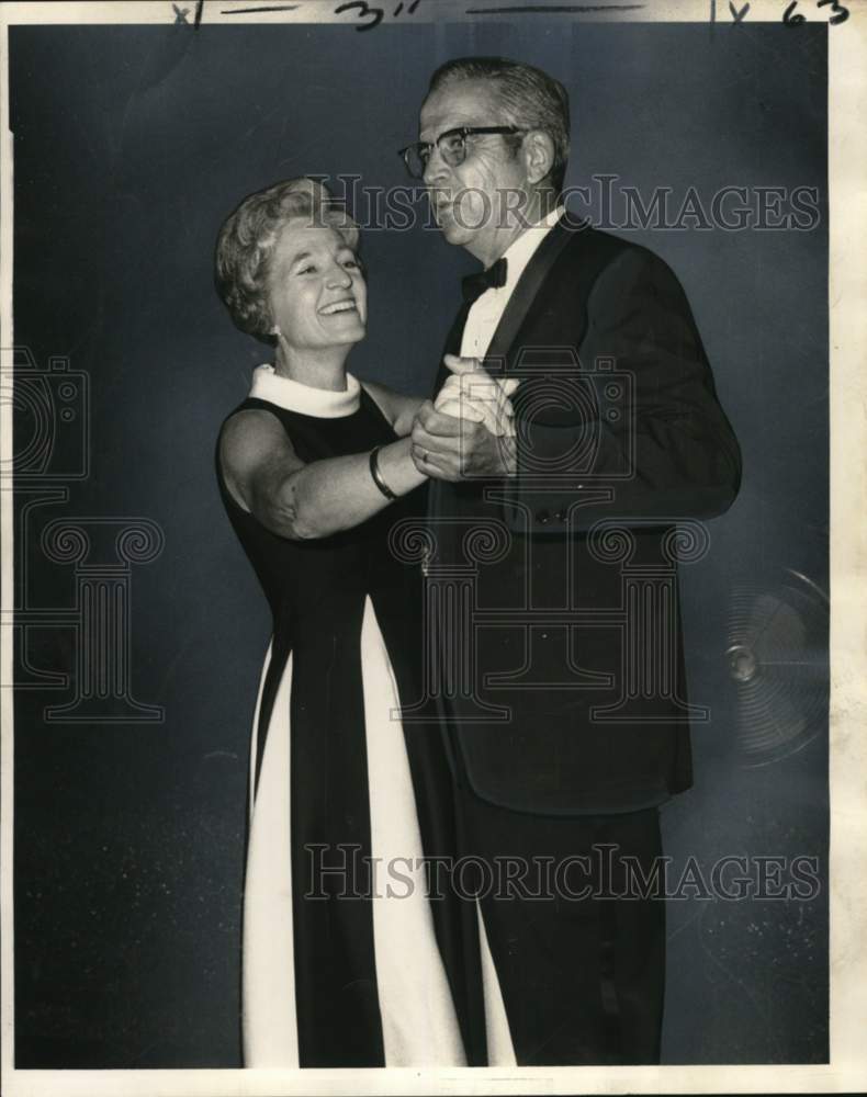 Load image into Gallery viewer, 1970 Press Photo Mr &amp; Mrs. Charles Read dancing at 50th wedding anniversary
