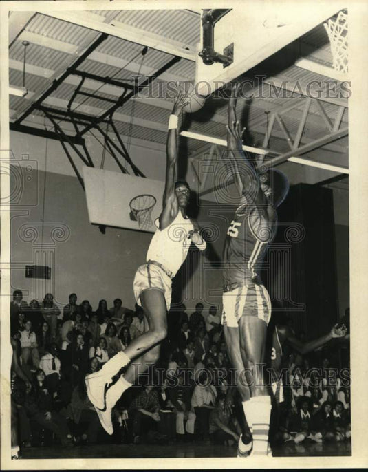 1973 Press Photo Basketball players Elliot Lawrence and Dennis Reddick- Historic Images