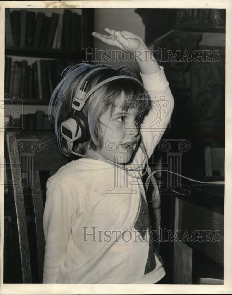 1966 Press Photo Youngster tested at New Orleans Speech and Hearing Center- Historic Images