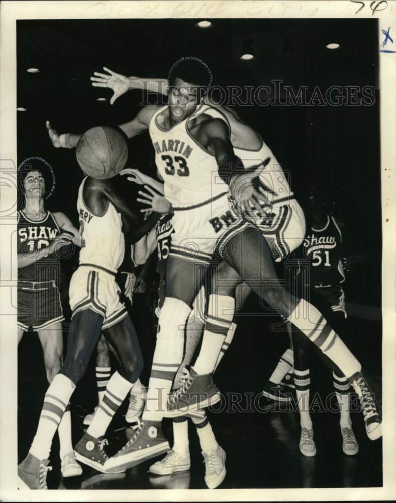 1974 Press Photo Leroy Oliver and other Martin-Shaw players scramble for ball- Historic Images