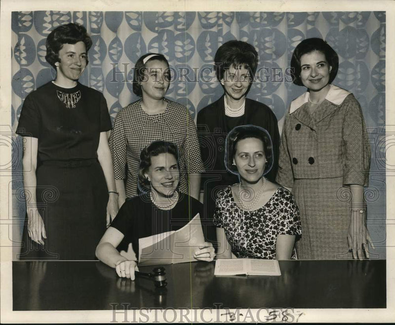 Load image into Gallery viewer, 1963 Press Photo Mrs. Harcourt Waters with Junior League officers at gathering
