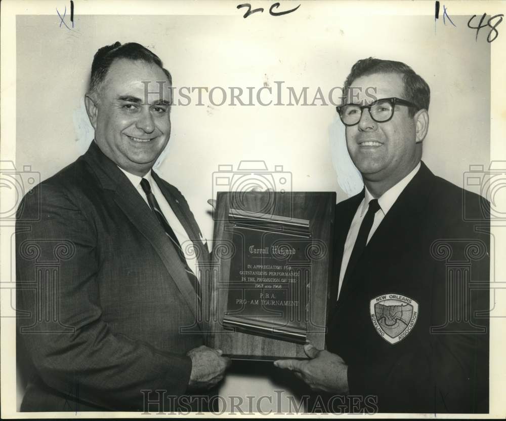 1968 Press Photo Carroll Weigand awarded by New Orleans Bowling Association- Historic Images