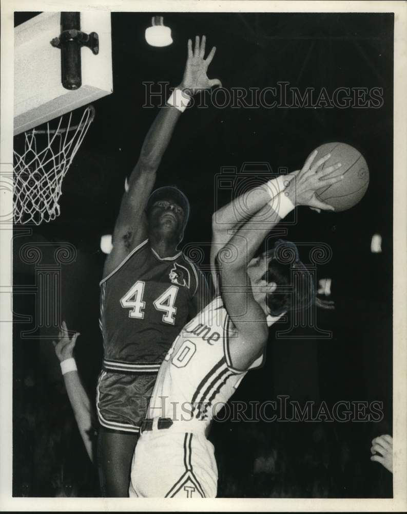 1969 Press Photo Tulane Basketball Player John Sutter with Tampa&#39;s John Napier- Historic Images