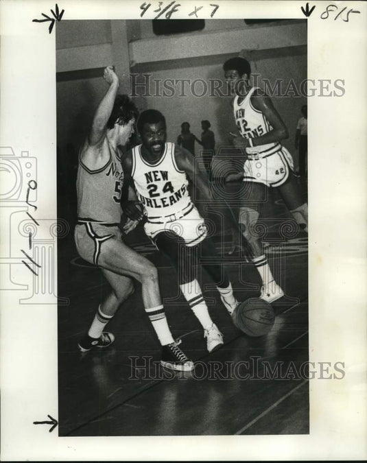 1977 Press Photo Basketball Player Darryl Weston in Game with Opponents- Historic Images