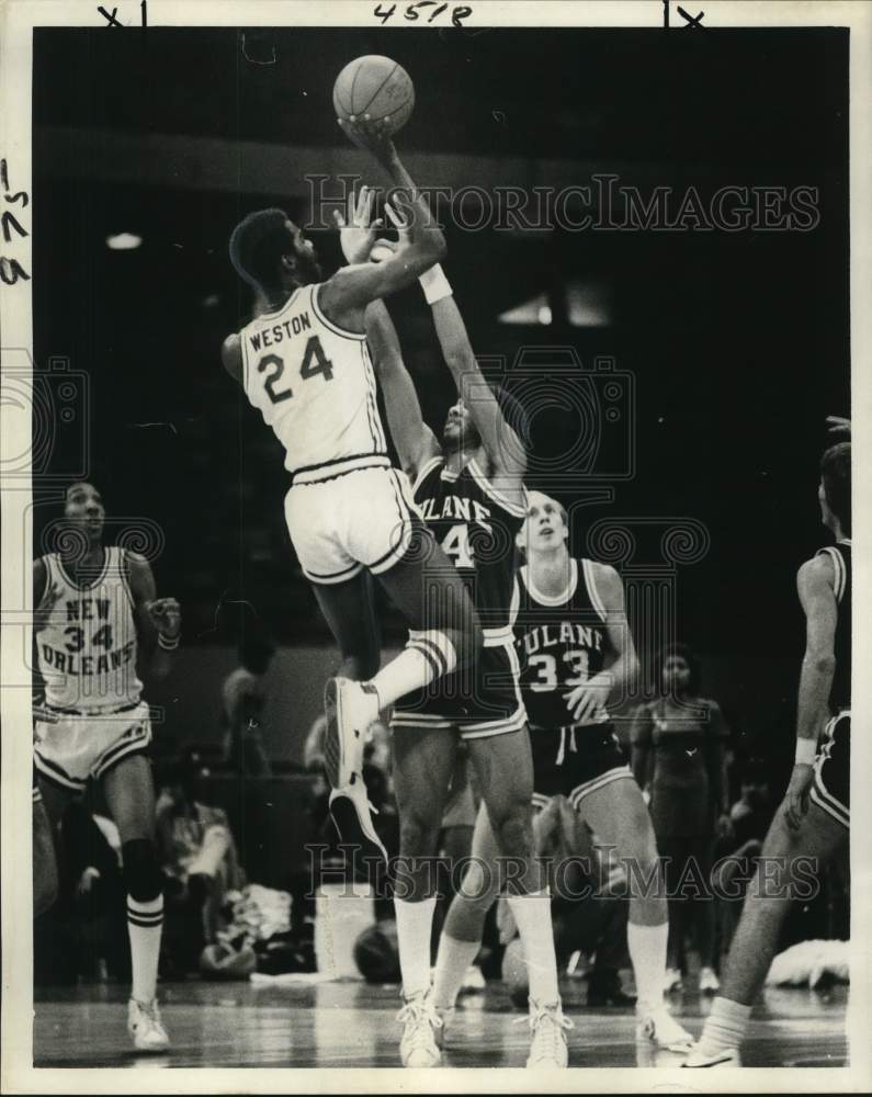 1976 Press Photo Basketball Player Darryl Weston leaps for Play in Game- Historic Images