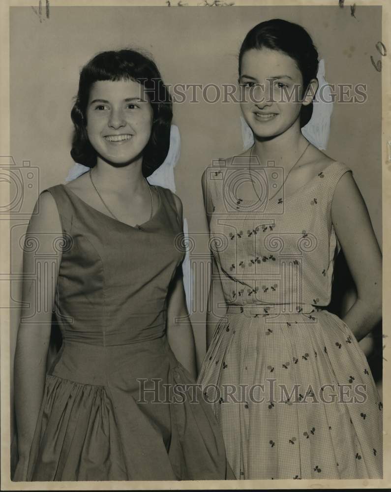 1956 Press Photo Madline Simmons, sister, Theresa return from Switzerland Study- Historic Images