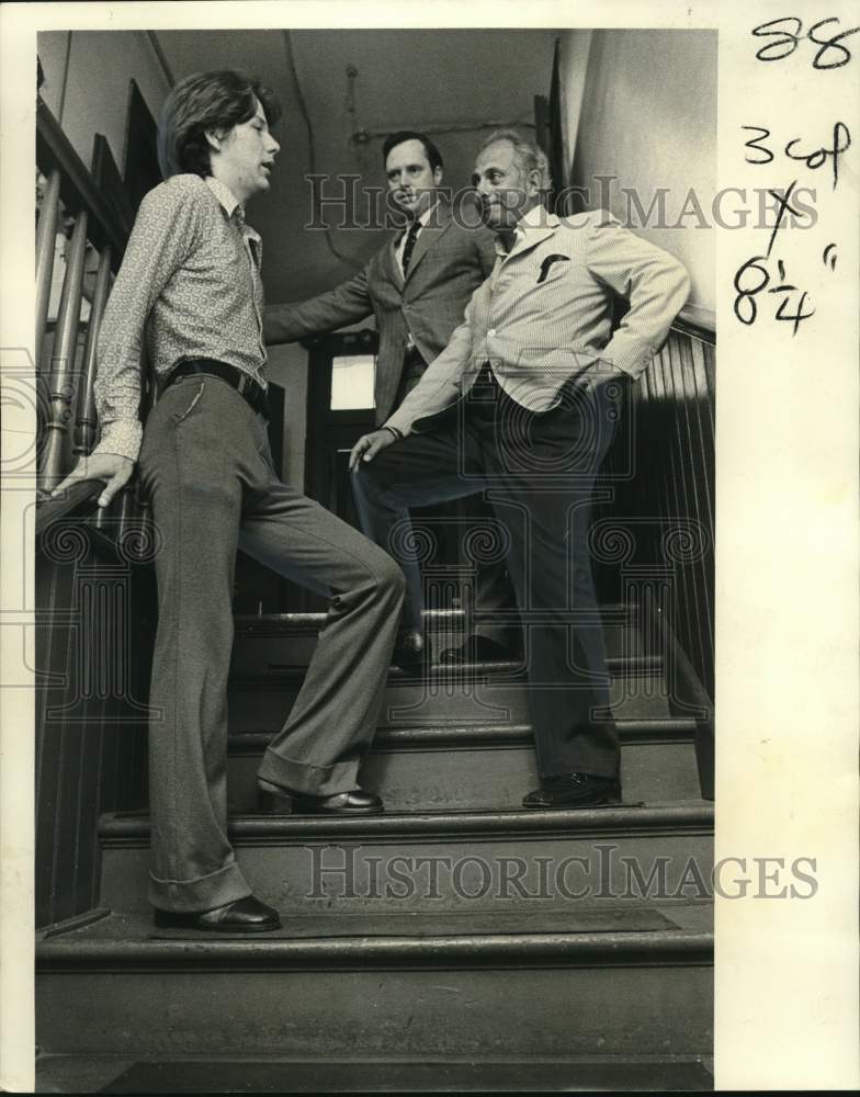 Load image into Gallery viewer, 1974 Press Photo Randy Welch meets with Odyssey House board members - noo73207
