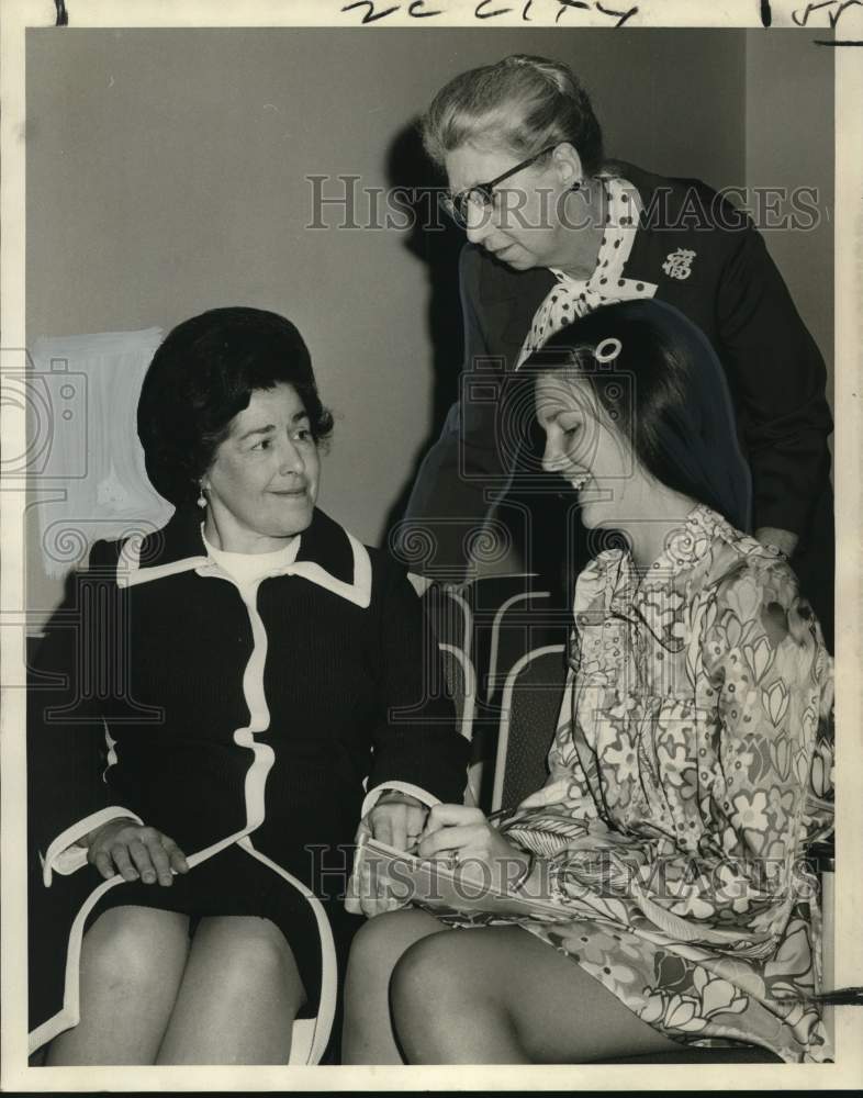 Load image into Gallery viewer, 1973 Press Photo Dr. Elizabeth J. Webster of Memphis State University with Women
