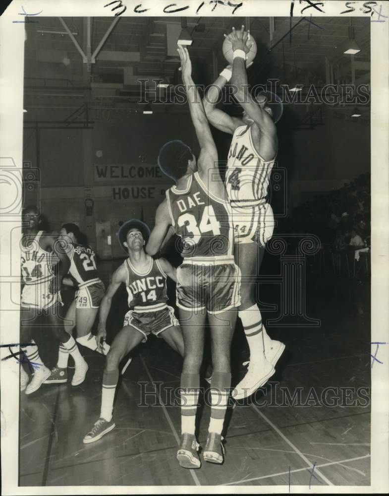 1971 Press Photo Butch Webster, Basketball Player in LSUNO versus UNCC Game- Historic Images