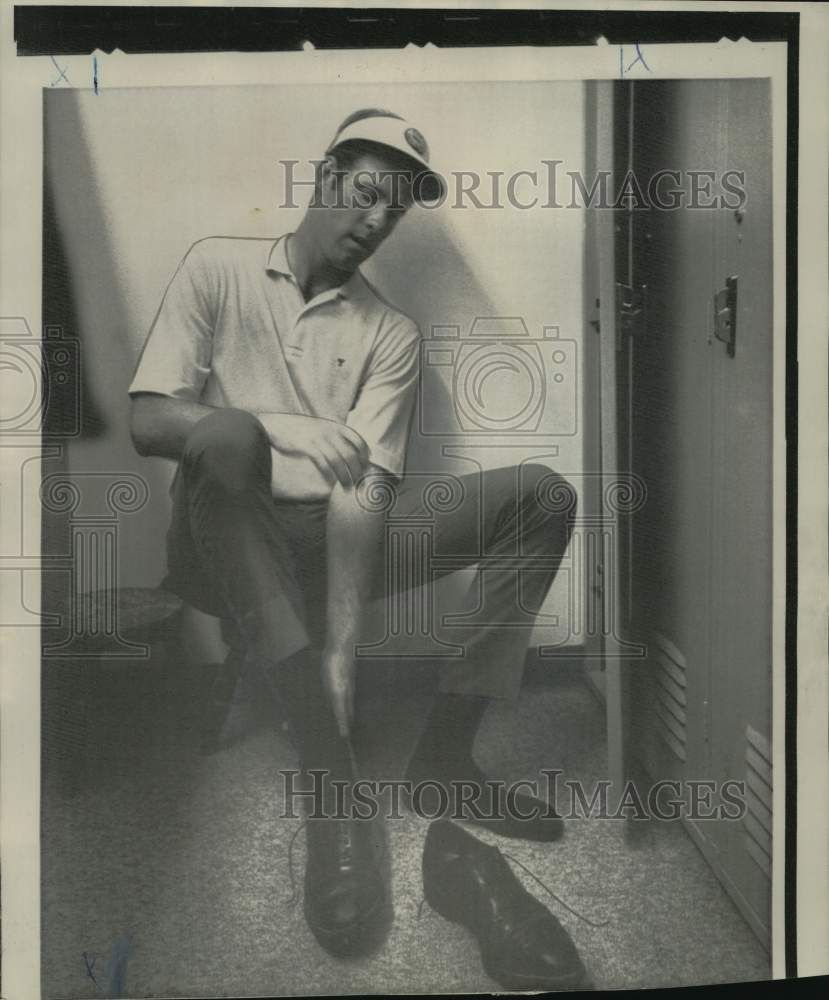 1968 Press Photo Tom Weiskopf, Golfer in Locker Room - noo73299- Historic Images