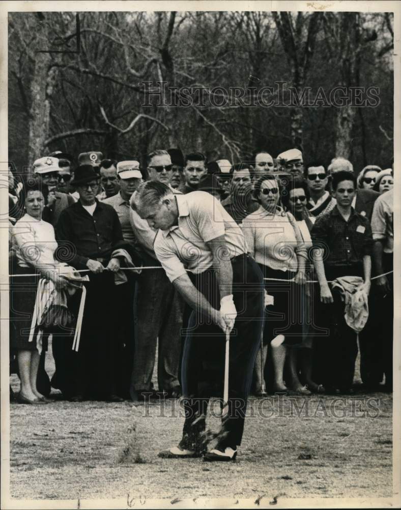 1963 Press Photo Golfer Bo Wininger takes divot at Lakewood Country Club- Historic Images