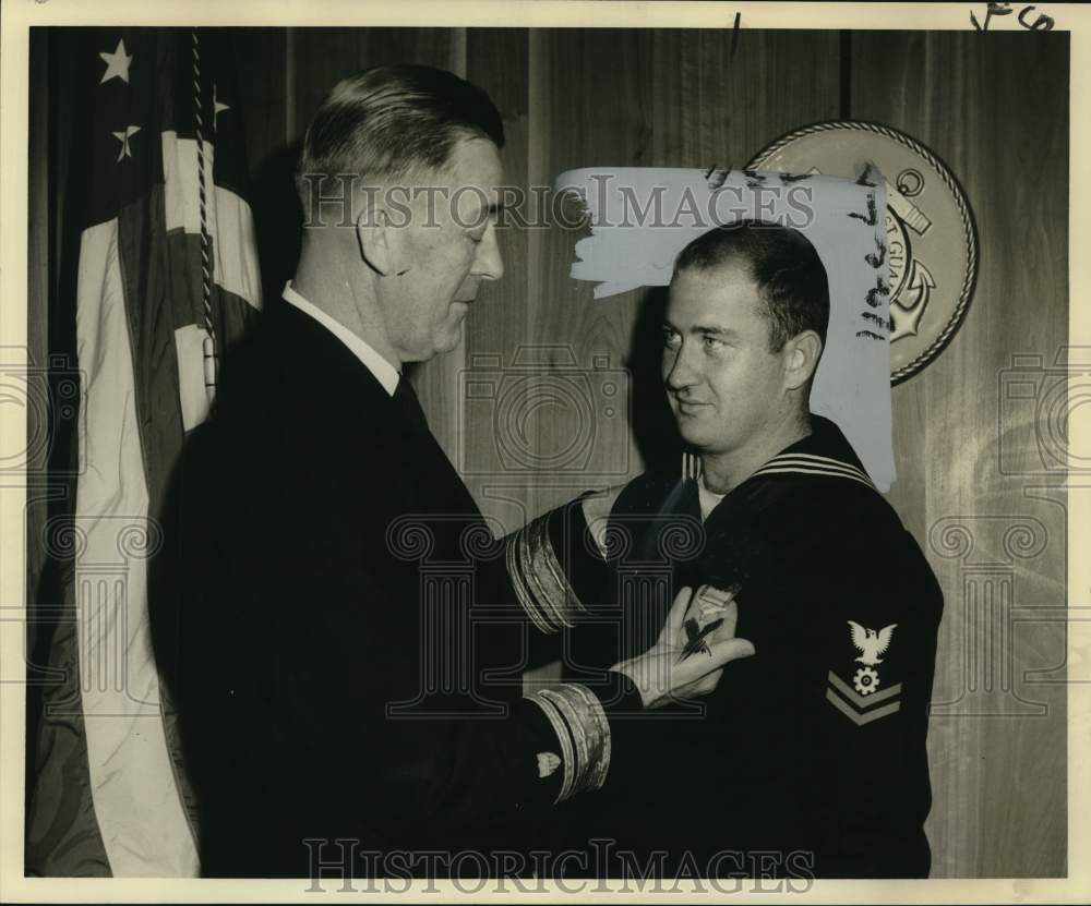 1960 Press Photo Engineman George Webster presented silver lifesaving medal- Historic Images