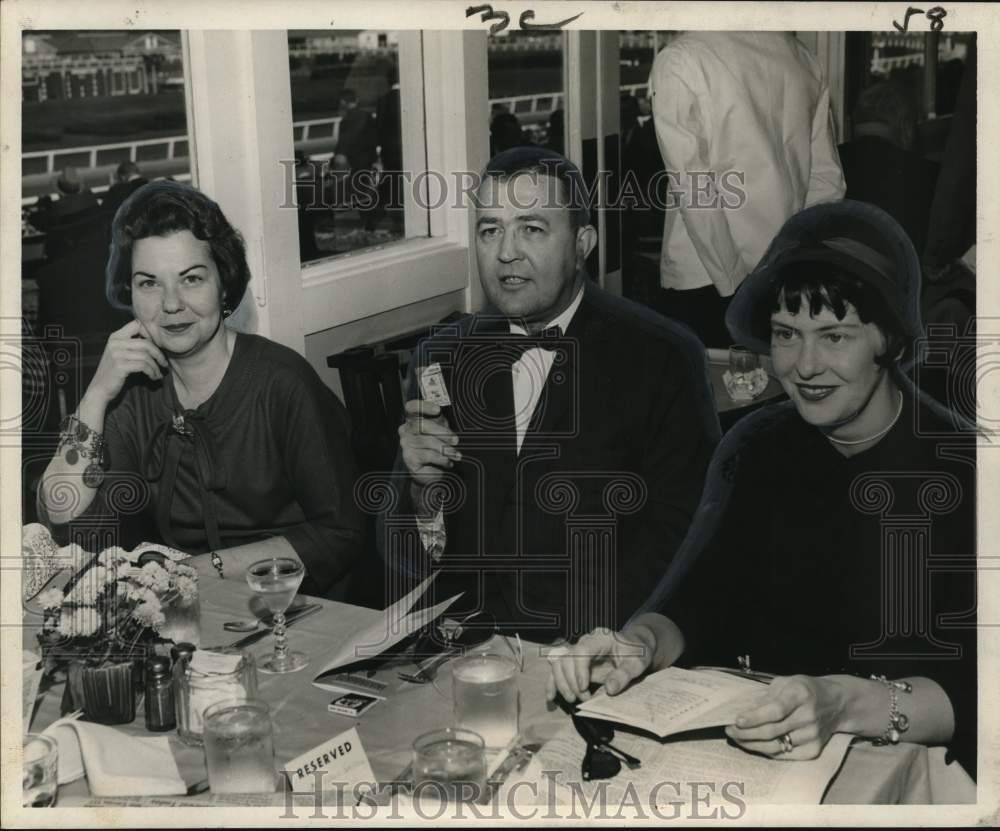 1960 Press Photo People having lunch at New Orleans Fair Grounds clubhouse- Historic Images