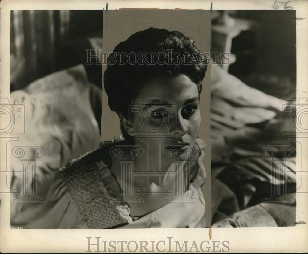 1951 Press Photo Actress Jean Simmons in scene from "Cage of Gold."- Historic Images