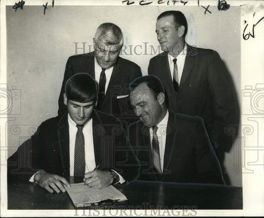 1969 Press Photo Curtis Zimmerman's grant-in-aid signing ceremony for Tulane- Historic Images