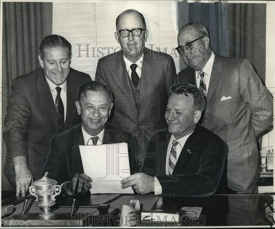 1969 Press Photo C.M. "Tad" Smith and officials sign Sugar Bowl contract- Historic Images