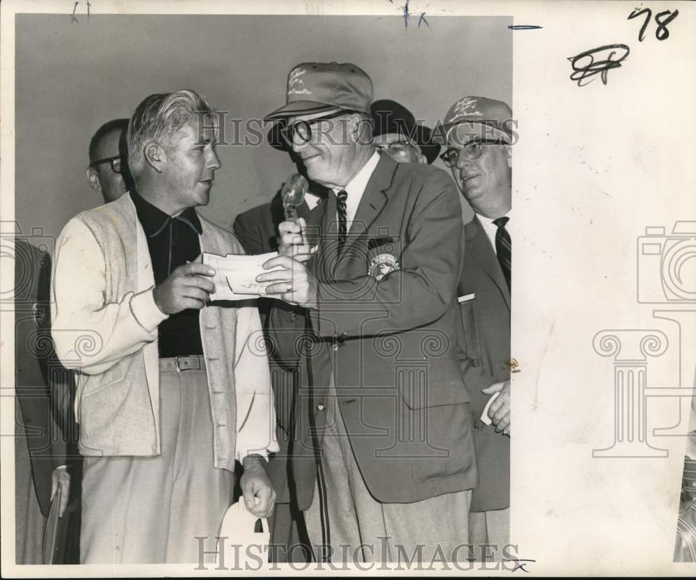 1963 Press Photo Bo Wininger accepts winning New Orleans Open check from Janin- Historic Images