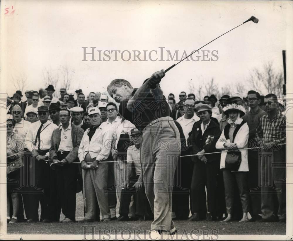 1963 Press Photo Bo Wininger tees off on No. 2 at Greater New Orleans Open- Historic Images