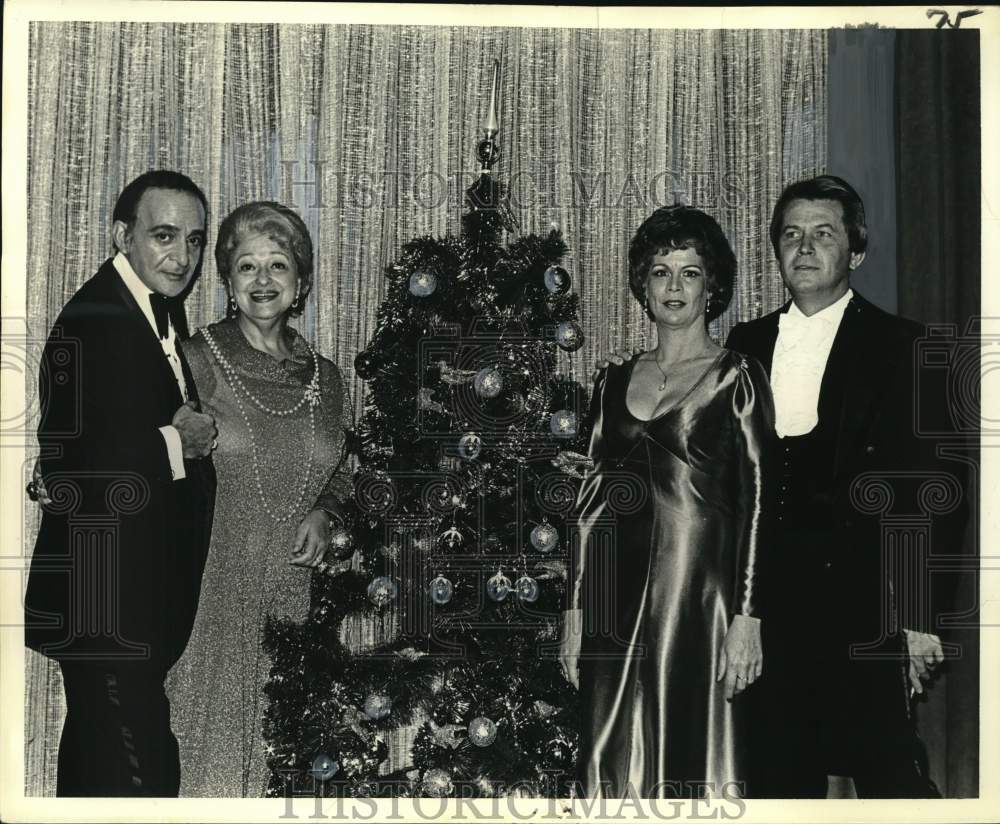 1976 Press Photo Paul Veret with cast of &quot;Murder Among Friends&quot; playing at NORD- Historic Images