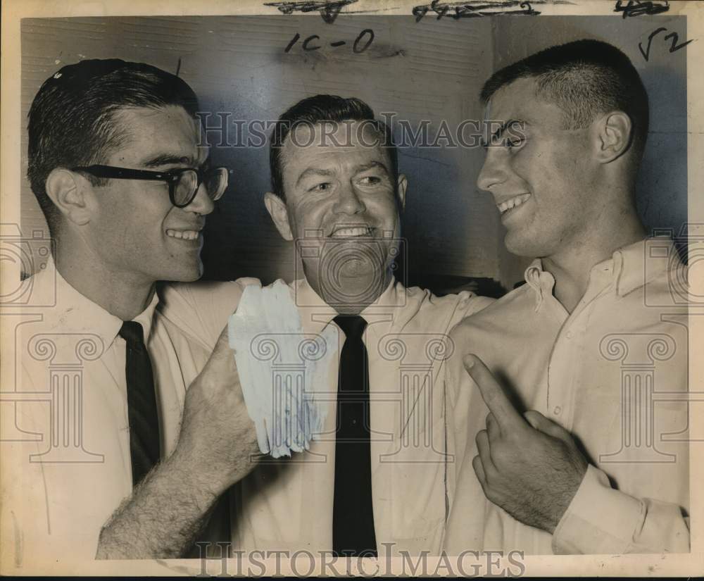 1963 Press Photo Darrell Royal with Men in Closeup - noo74292- Historic Images