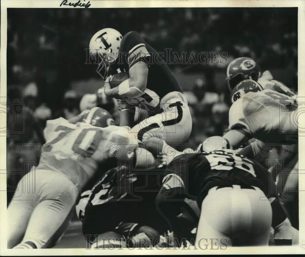 1976 Press Photo Tulane football running back Gary Rudick hurdles for yardage.- Historic Images